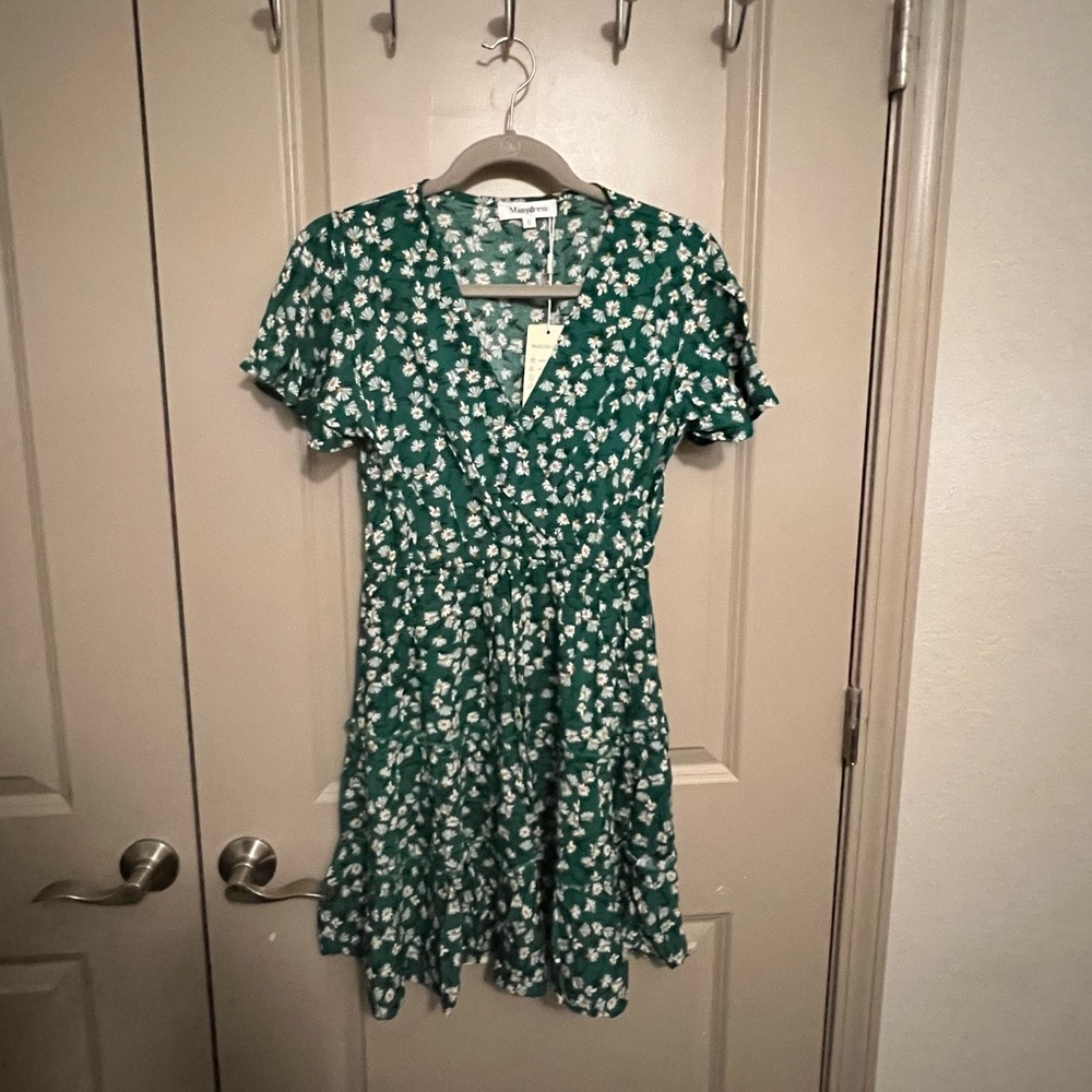 Cute green dress with daisies faux wrap with defined waist NEW WITH TAGS